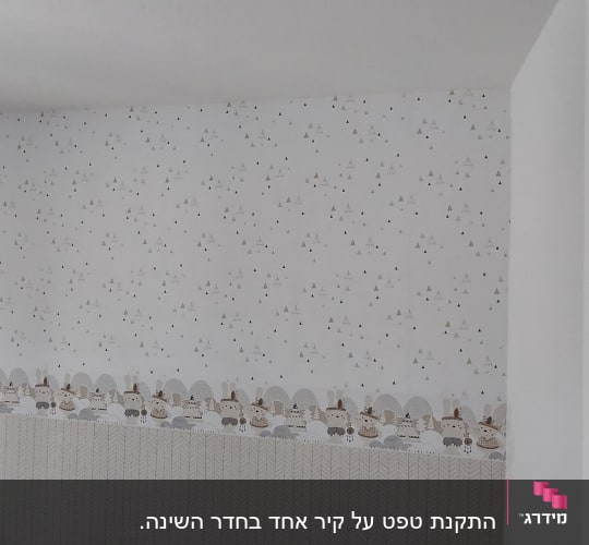 טפט עם דוגמאות משולשים ודמויות חיות